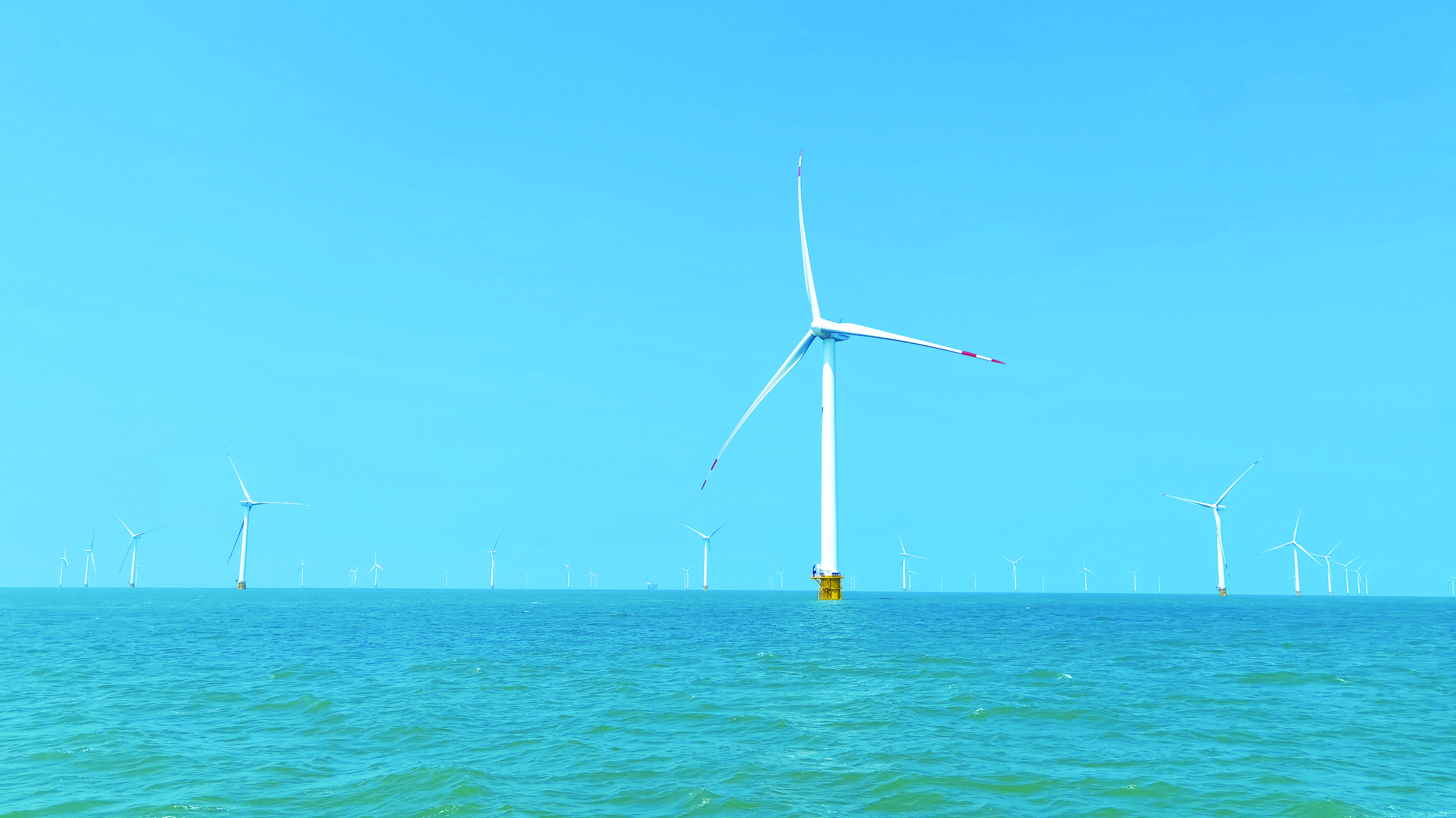 中復(fù)連眾90米葉片裝機的海上風(fēng)電場.jpg